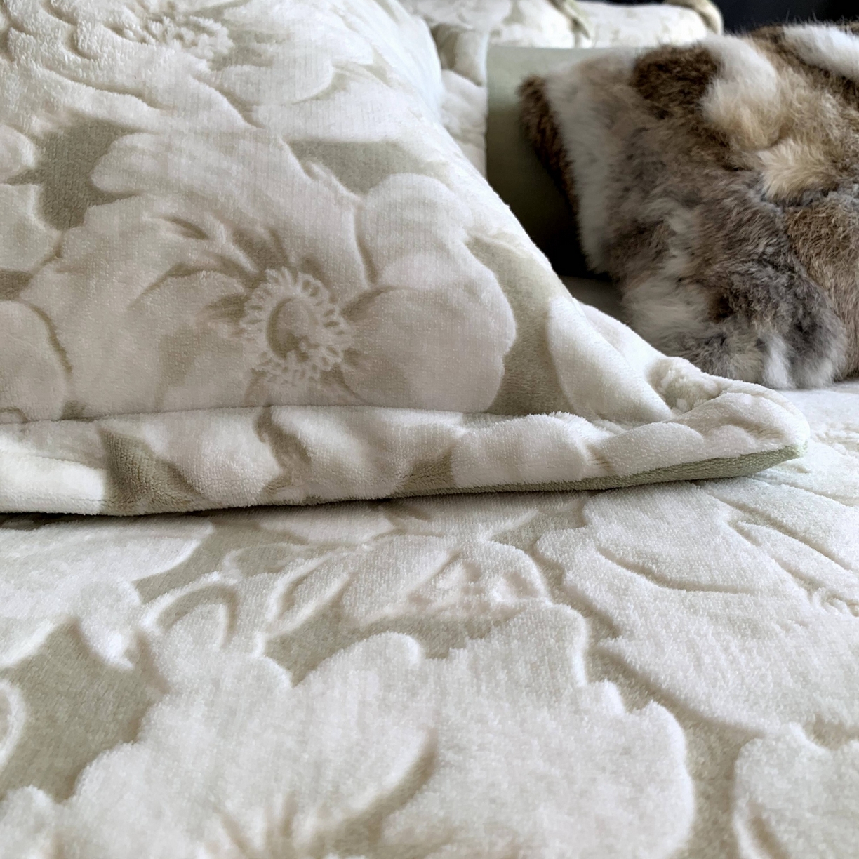 91家纺网 家纺一手货源 找家纺 奈萝家纺 2025新款加厚雕花绒牛奶绒四件套 繁花倾心绿