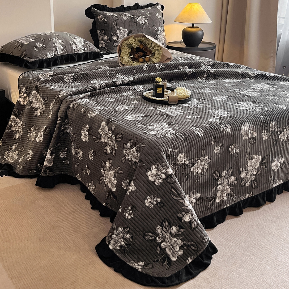 91家纺网 家纺一手货源 找家纺 安哆啦家纺 2025新款法式赫本风牛奶绒单床盖 夜幕里