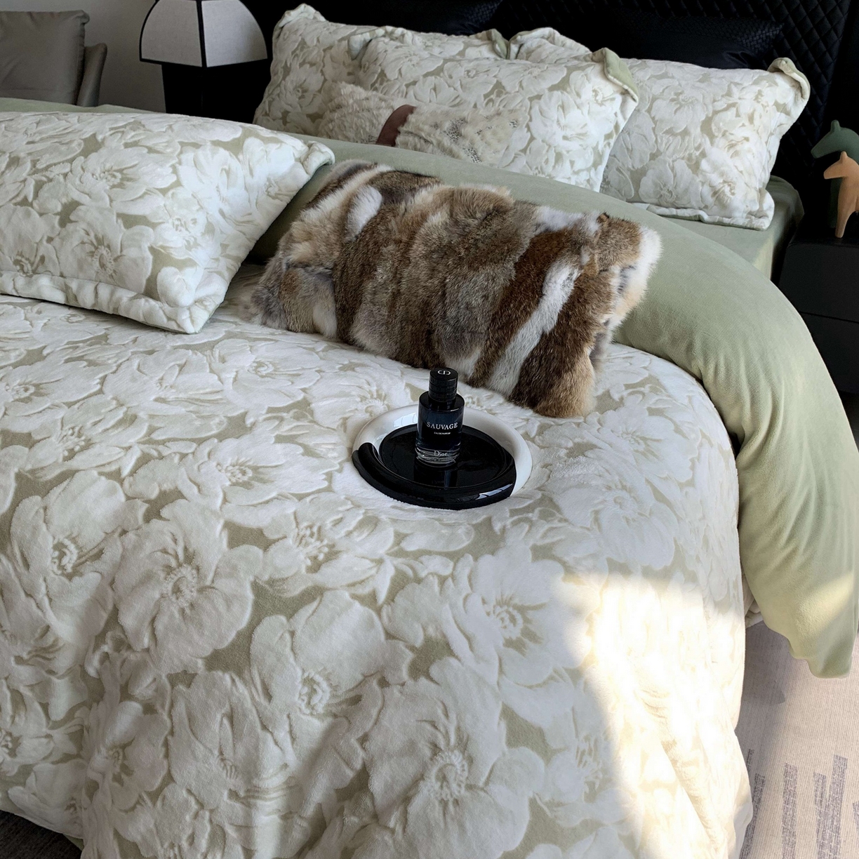 91家纺网 家纺一手货源 找家纺 奈萝家纺 2025新款加厚雕花绒牛奶绒四件套 繁花倾心绿