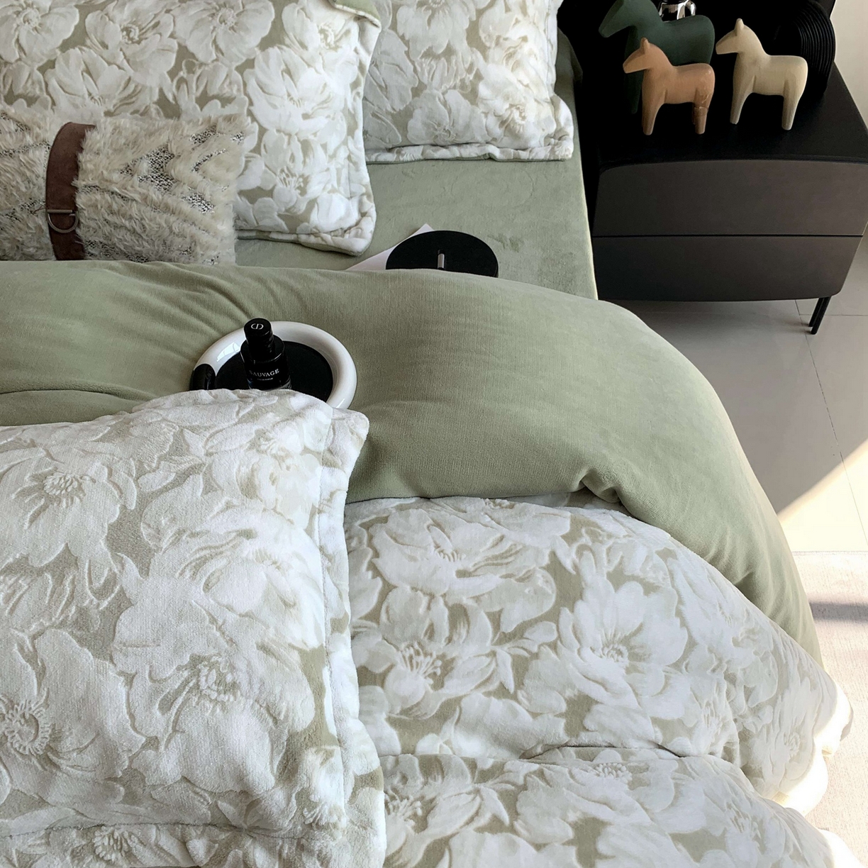 91家纺网 家纺一手货源 找家纺 奈萝家纺 2025新款加厚雕花绒牛奶绒四件套 繁花倾心绿