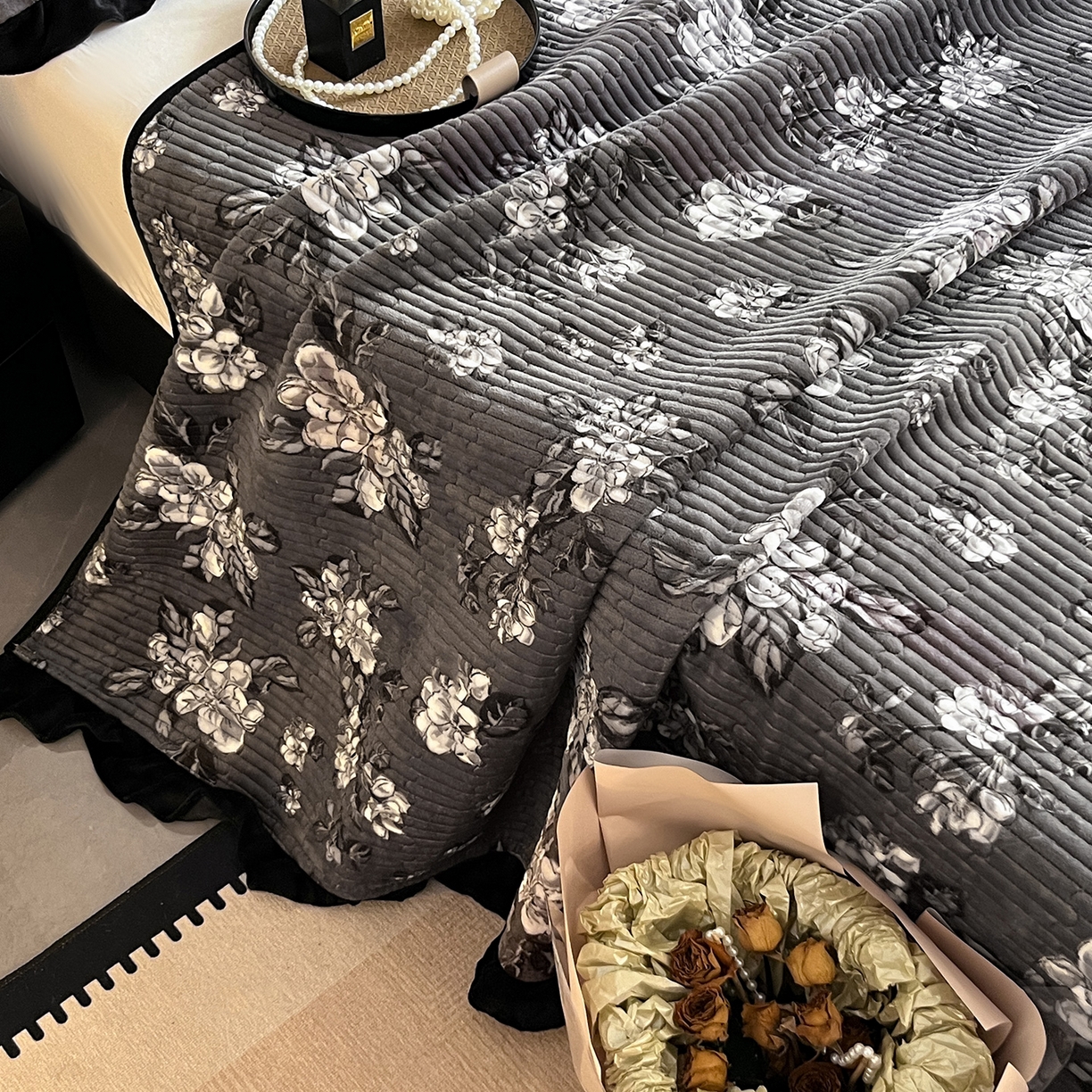 91家纺网 家纺一手货源 找家纺 安哆啦家纺 2025新款法式赫本风牛奶绒单床盖 夜幕里