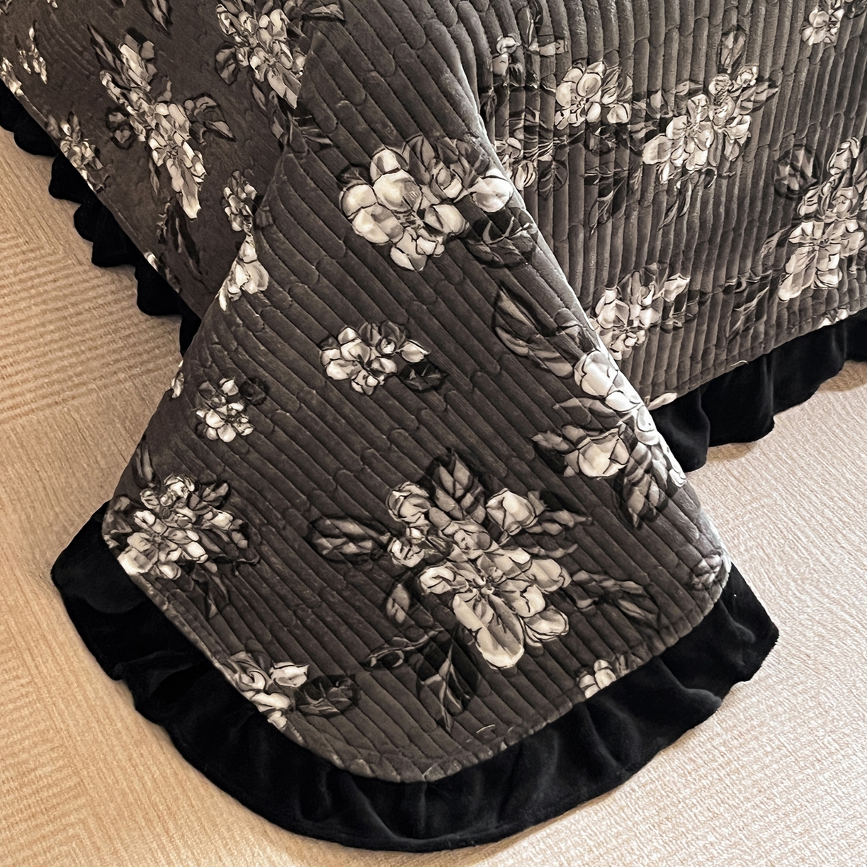 91家纺网 家纺一手货源 找家纺 安哆啦家纺 2025新款法式赫本风牛奶绒单床盖 夜幕里