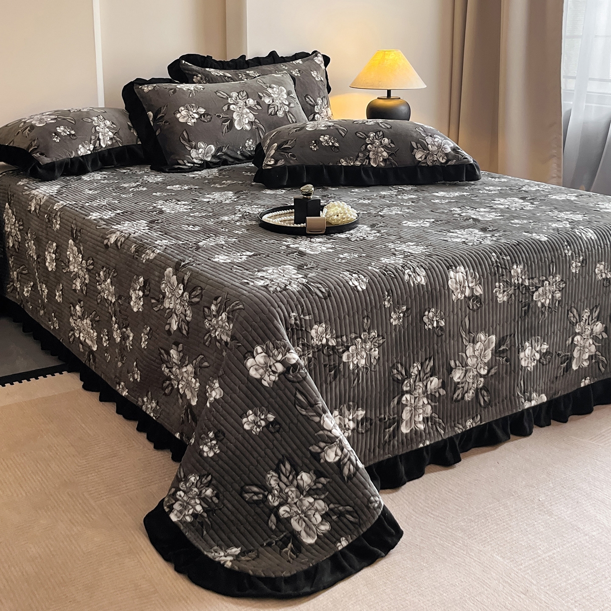 91家纺网 家纺一手货源 找家纺 安哆啦家纺 2025新款法式赫本风牛奶绒单床盖 夜幕里