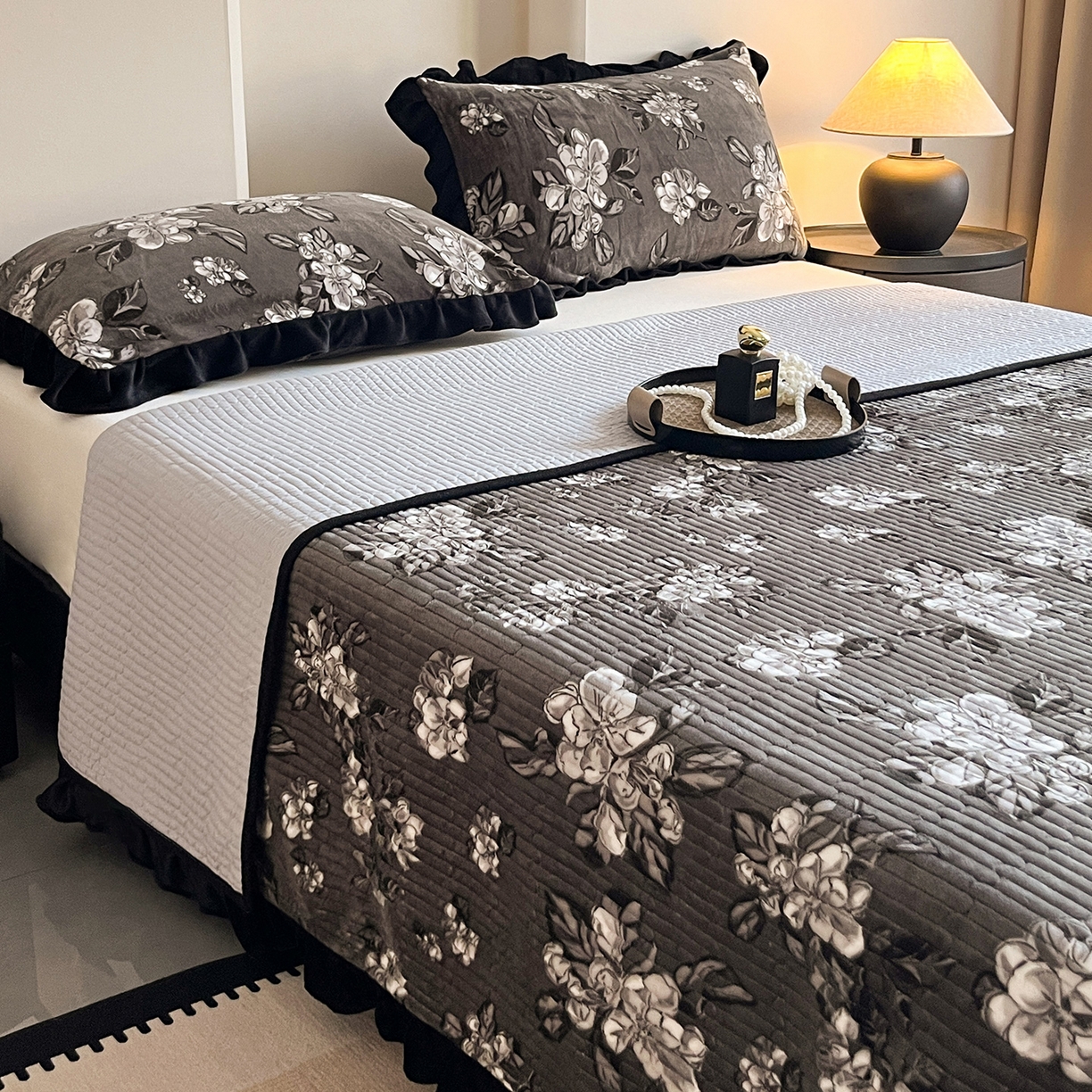 91家纺网 家纺一手货源 找家纺 安哆啦家纺 2025新款法式赫本风牛奶绒单床盖 夜幕里