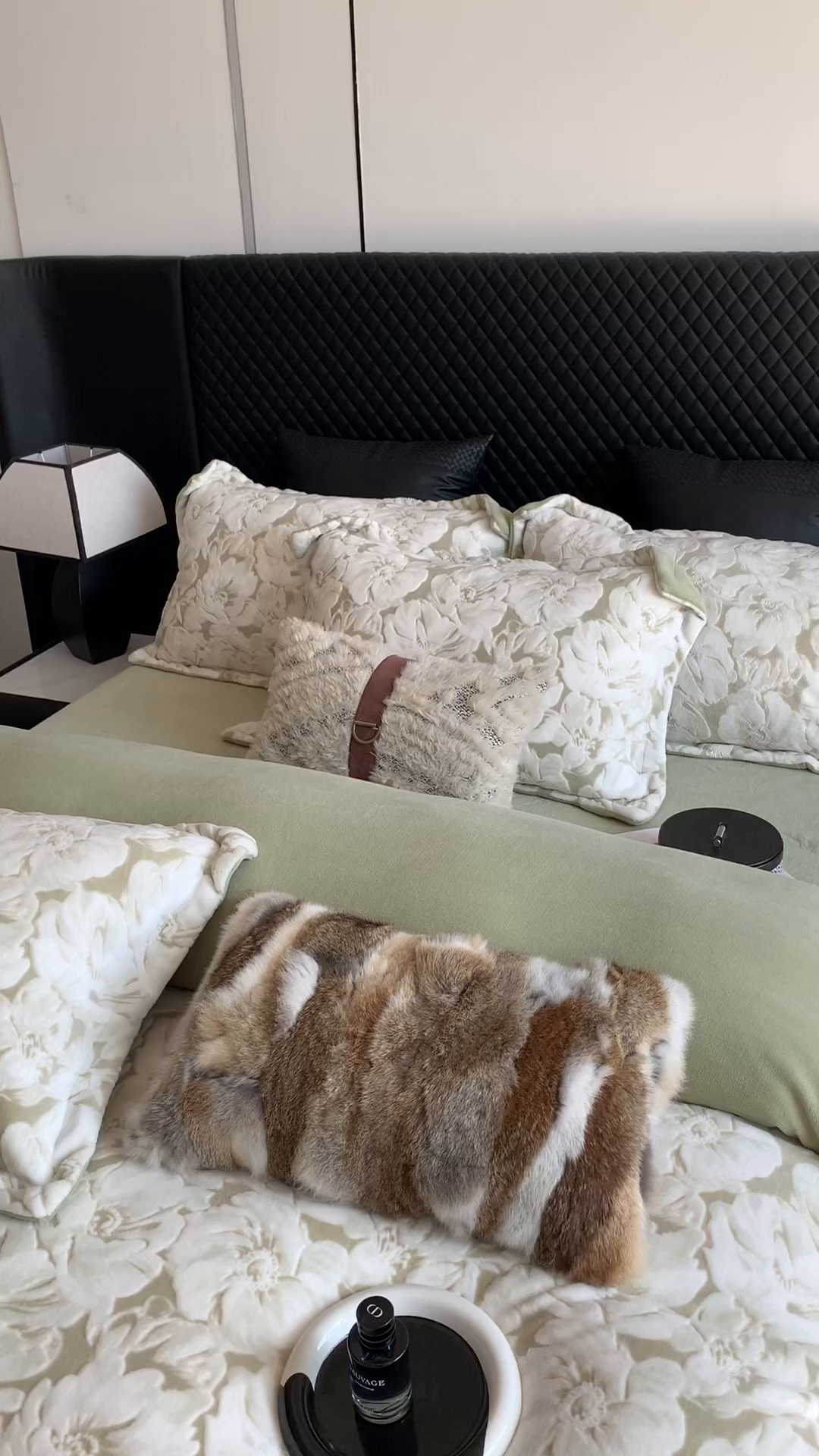 91家纺网 家纺一手货源 找家纺 奈萝家纺 2025新款加厚雕花绒牛奶绒四件套 繁花倾心绿