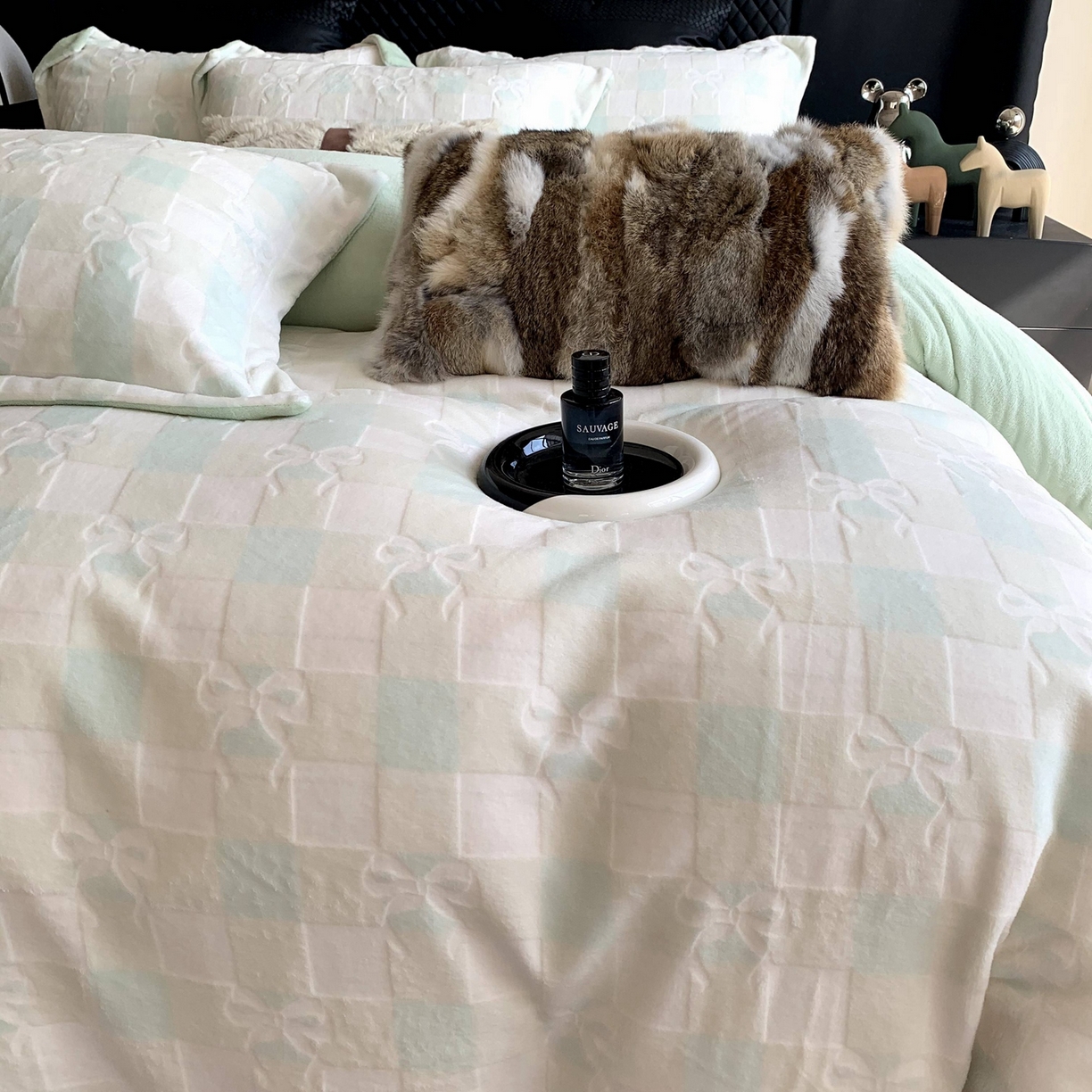 91家纺网 家纺一手货源 找家纺 奈萝家纺 2025新款加厚雕花绒牛奶绒四件套 蝴蝶结绿