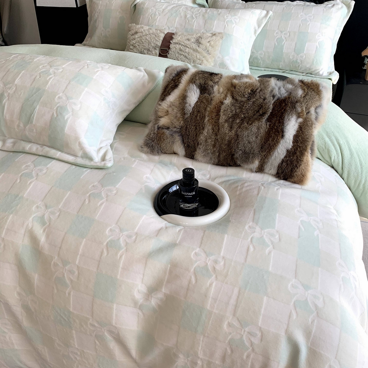 91家纺网 家纺一手货源 找家纺 奈萝家纺 2025新款加厚雕花绒牛奶绒四件套 蝴蝶结绿