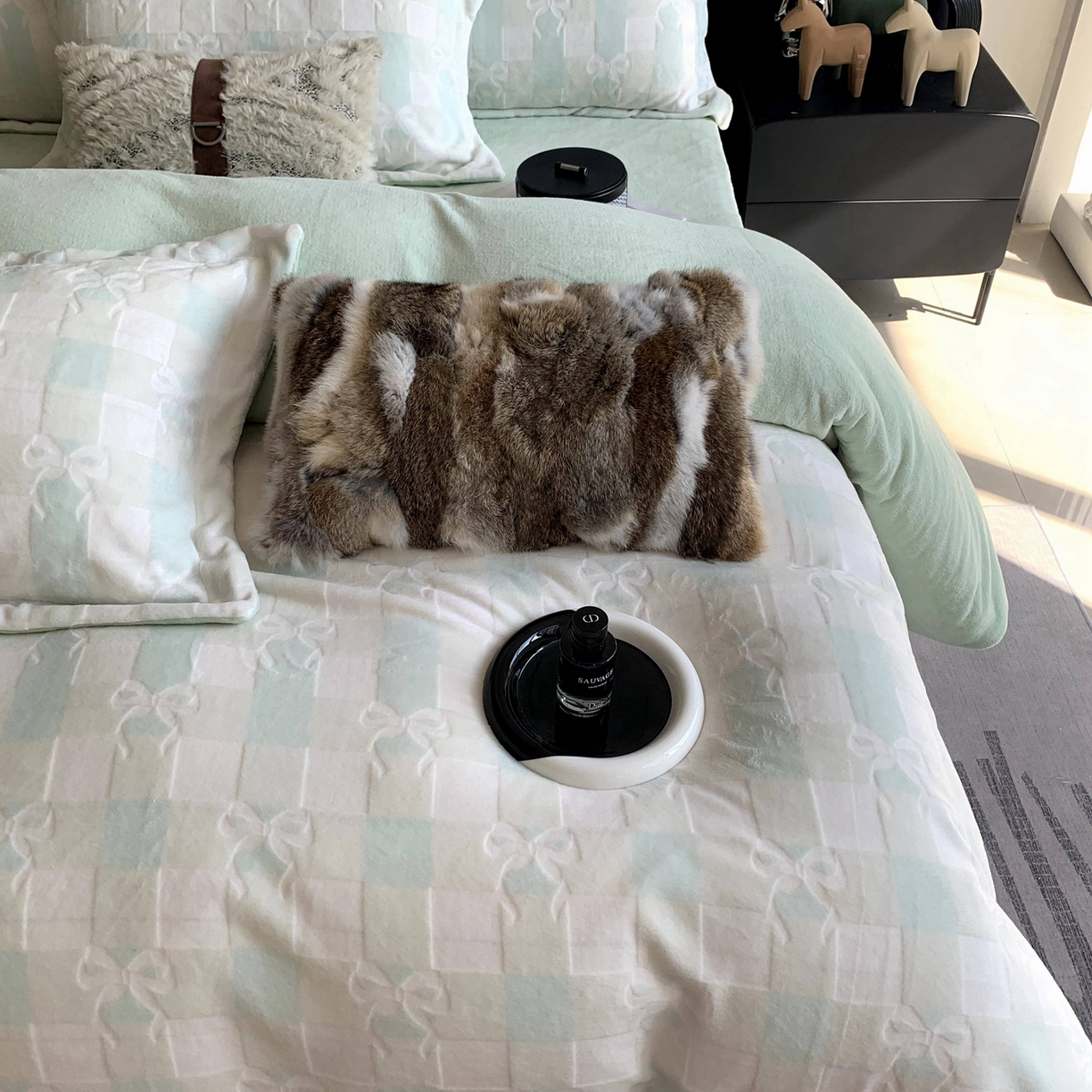 91家纺网 家纺一手货源 找家纺 奈萝家纺 2025新款加厚雕花绒牛奶绒四件套 蝴蝶结绿