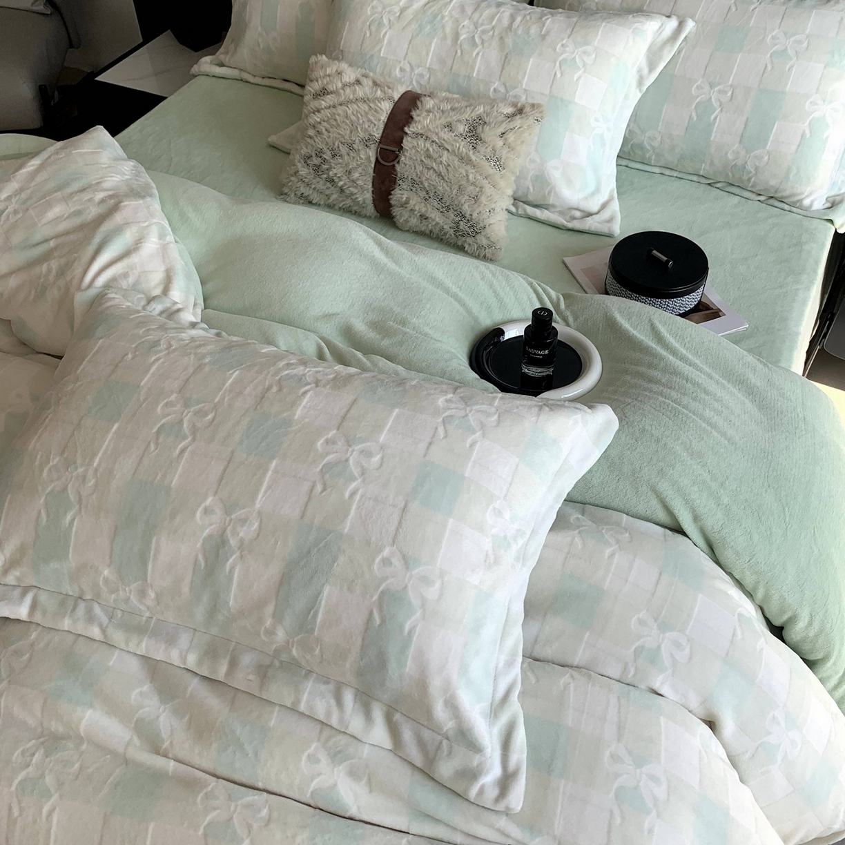 91家纺网 家纺一手货源 找家纺 奈萝家纺 2025新款加厚雕花绒牛奶绒四件套 蝴蝶结绿