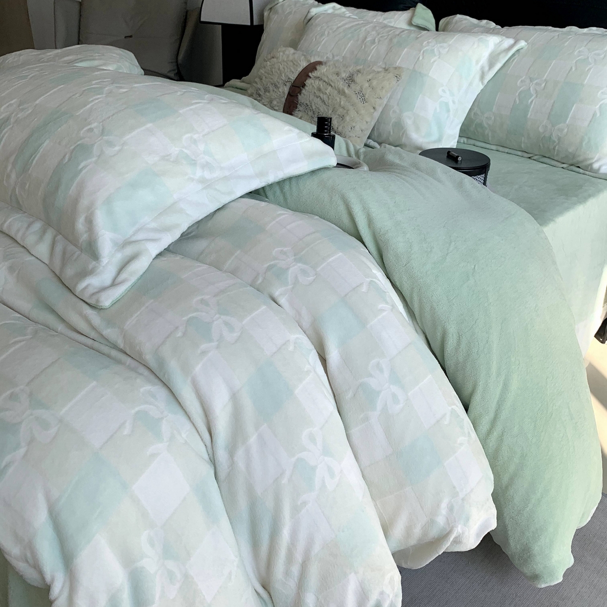 91家纺网 家纺一手货源 找家纺 奈萝家纺 2025新款加厚雕花绒牛奶绒四件套 蝴蝶结绿