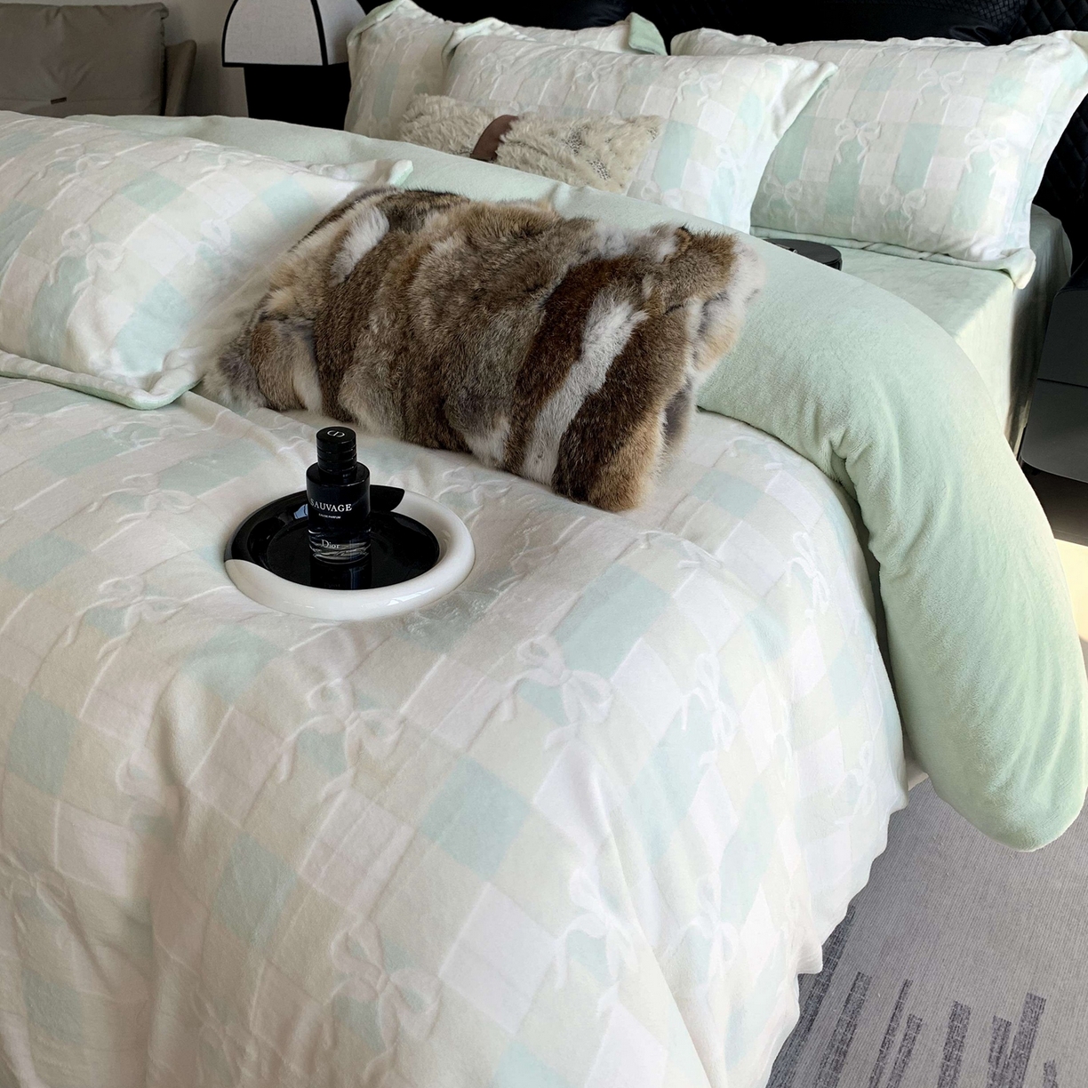 91家纺网 家纺一手货源 找家纺 奈萝家纺 2025新款加厚雕花绒牛奶绒四件套 蝴蝶结绿