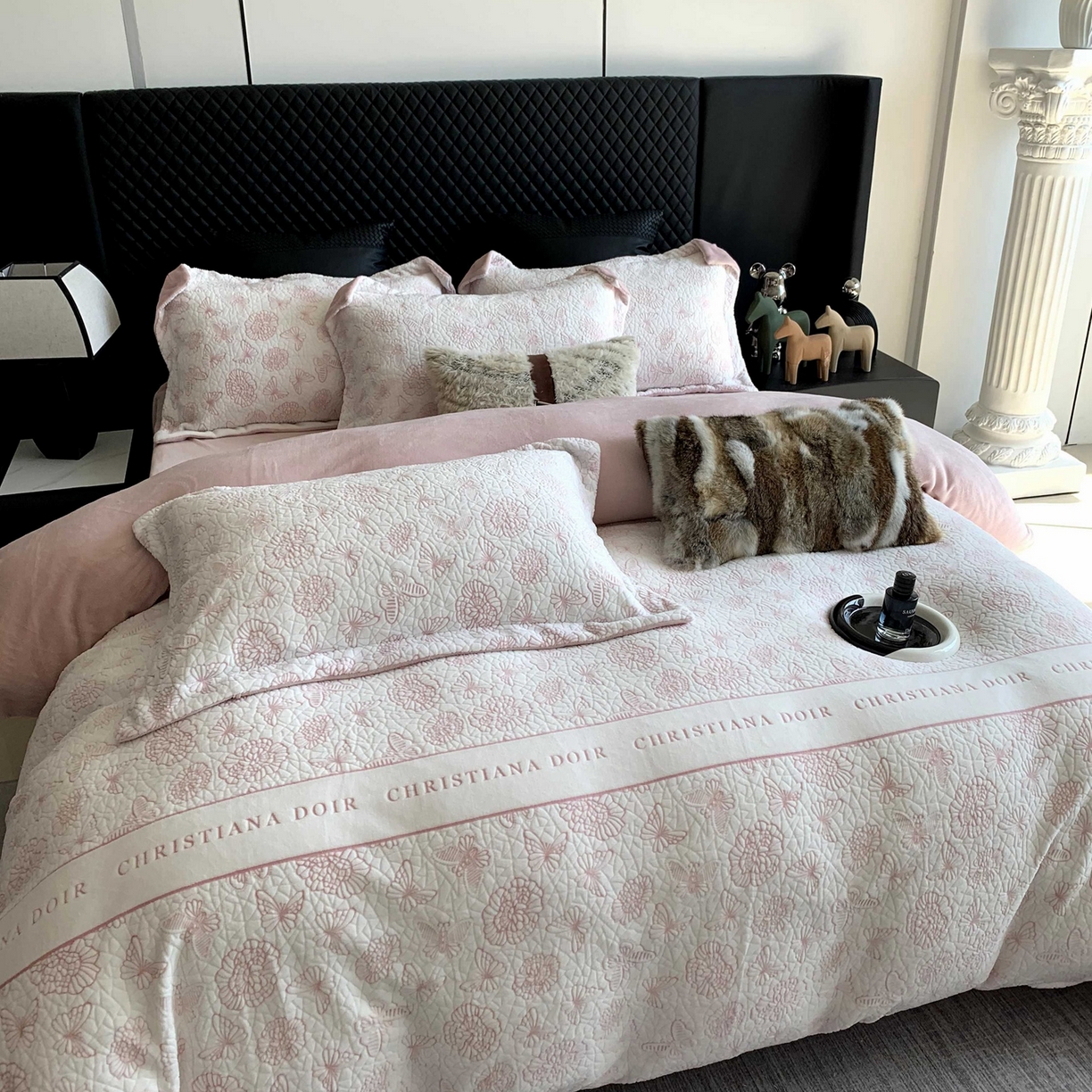 奈萝家纺 2025新款加厚雕花绒牛奶绒四件套 蝴蝶之恋粉