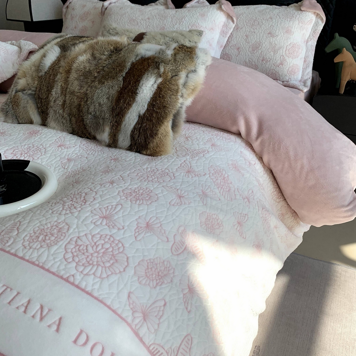 91家纺网 家纺一手货源 找家纺 奈萝家纺 2025新款加厚雕花绒牛奶绒四件套 蝴蝶之恋粉