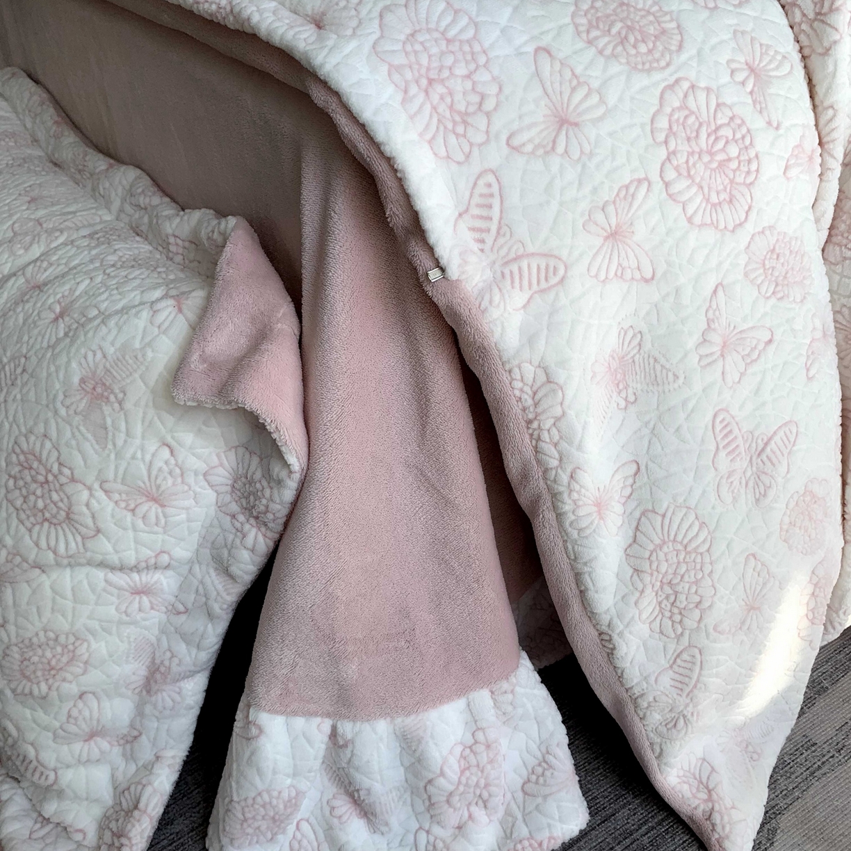 91家纺网 家纺一手货源 找家纺 奈萝家纺 2025新款加厚雕花绒牛奶绒四件套 蝴蝶之恋粉