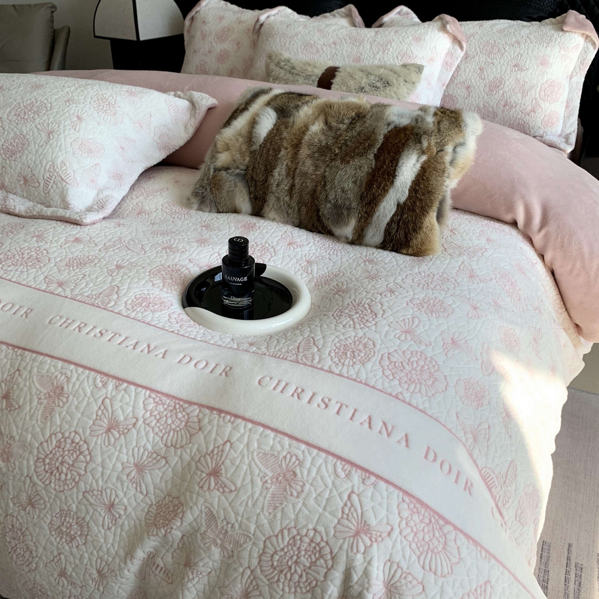 91家纺网 家纺一手货源 找家纺 奈萝家纺 2025新款加厚雕花绒牛奶绒四件套 蝴蝶之恋粉