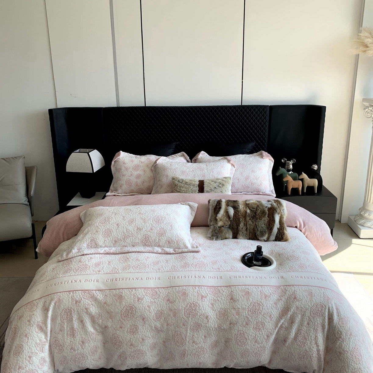 91家纺网 家纺一手货源 找家纺 奈萝家纺 2025新款加厚雕花绒牛奶绒四件套 蝴蝶之恋粉