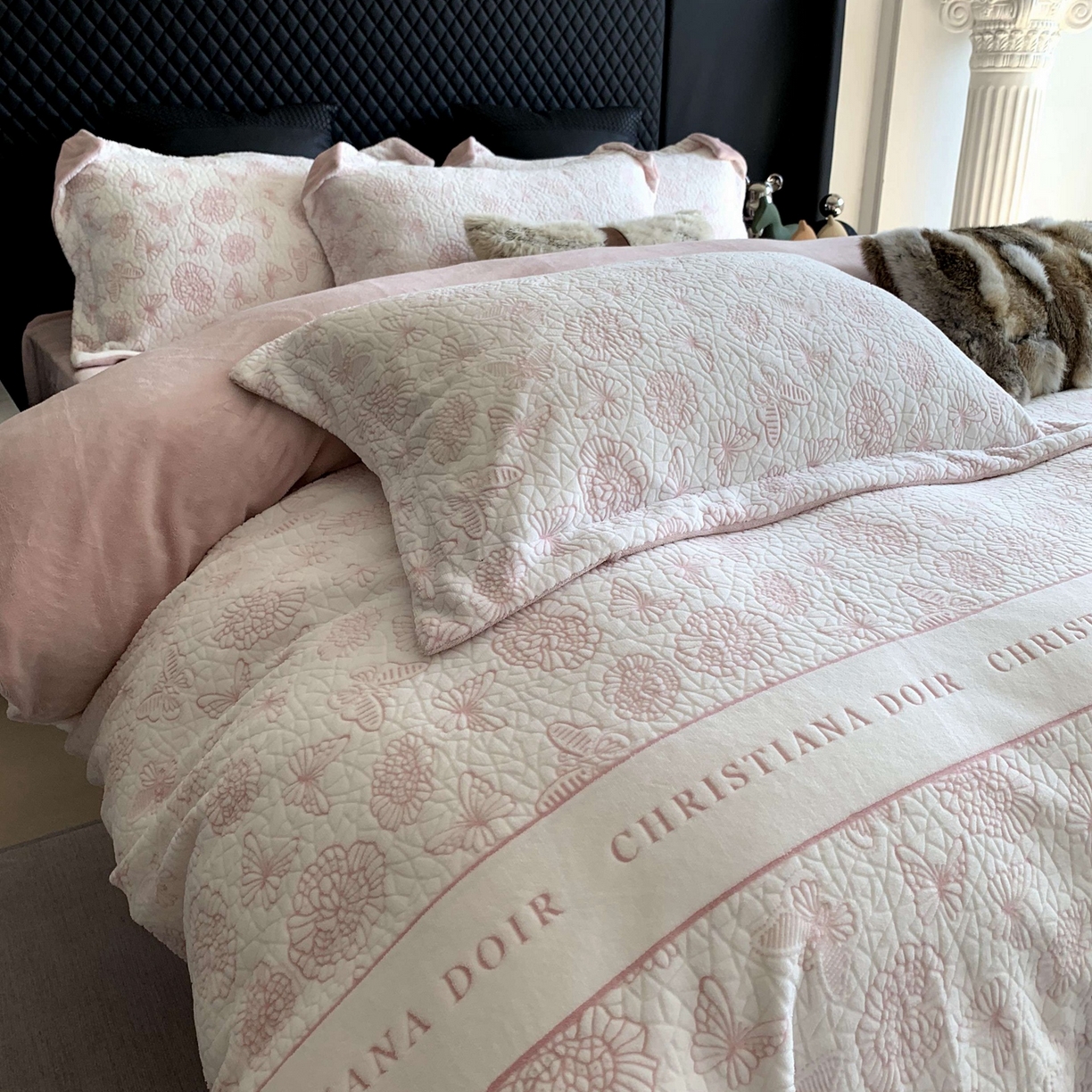 91家纺网 家纺一手货源 找家纺 奈萝家纺 2025新款加厚雕花绒牛奶绒四件套 蝴蝶之恋粉