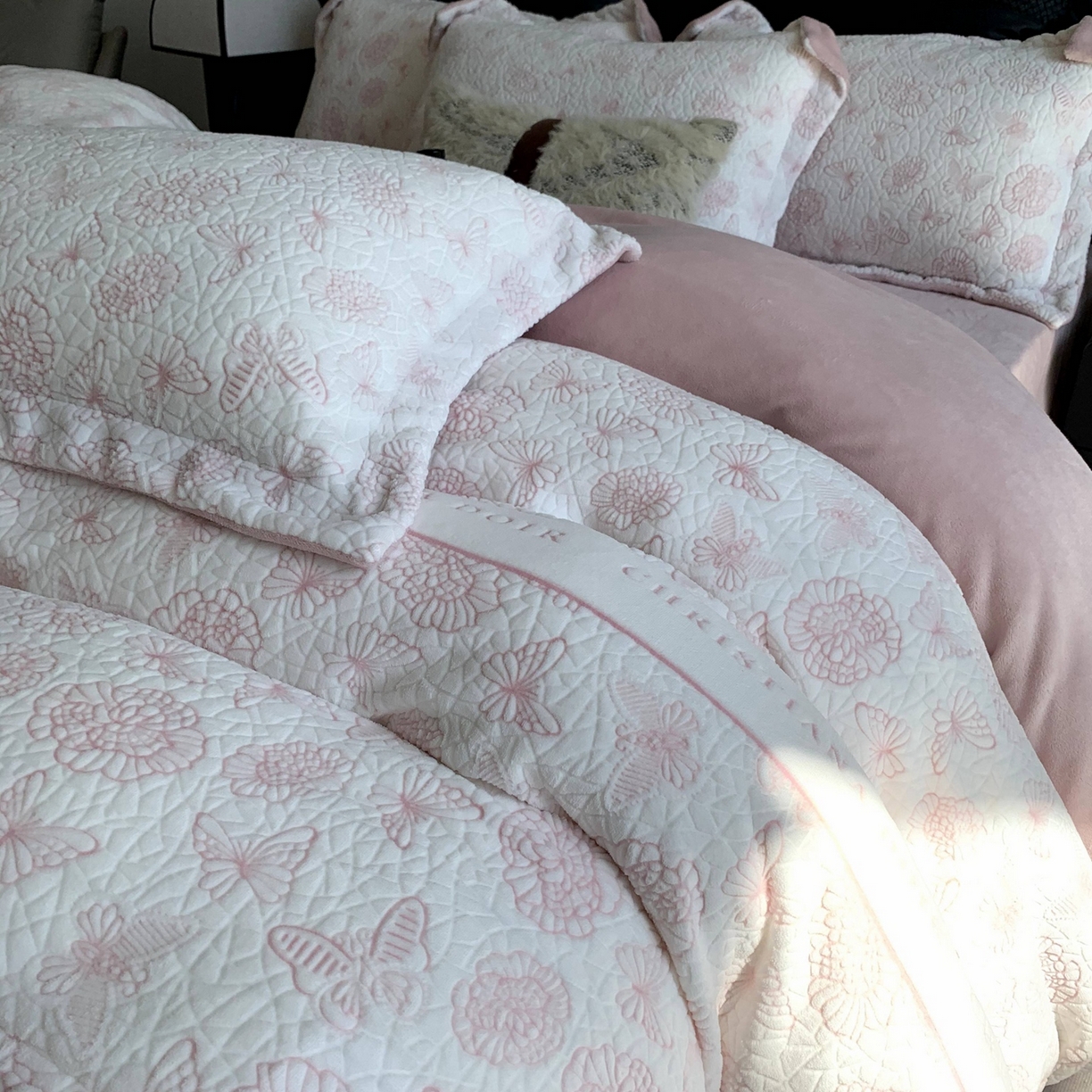 91家纺网 家纺一手货源 找家纺 奈萝家纺 2025新款加厚雕花绒牛奶绒四件套 蝴蝶之恋粉