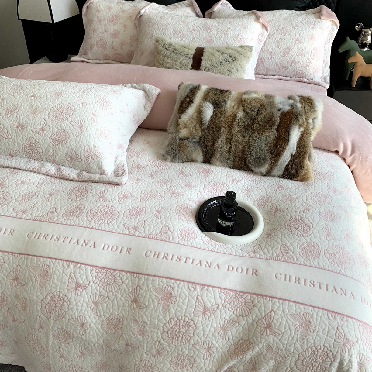 91家纺网 家纺一手货源 找家纺 奈萝家纺 2025新款加厚雕花绒牛奶绒四件套 蝴蝶之恋粉