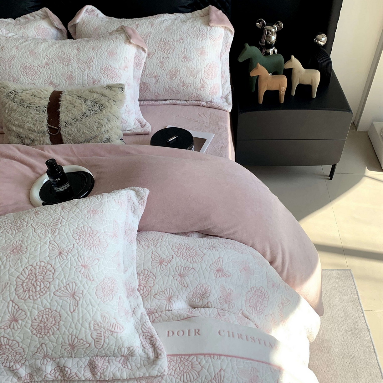 91家纺网 家纺一手货源 找家纺 奈萝家纺 2025新款加厚雕花绒牛奶绒四件套 蝴蝶之恋粉