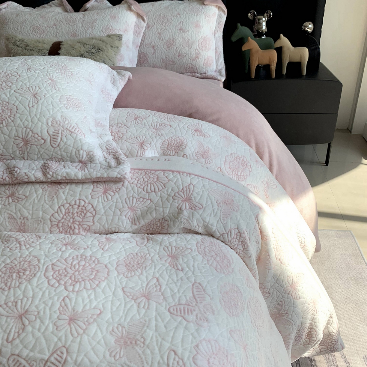 91家纺网 家纺一手货源 找家纺 奈萝家纺 2025新款加厚雕花绒牛奶绒四件套 蝴蝶之恋粉