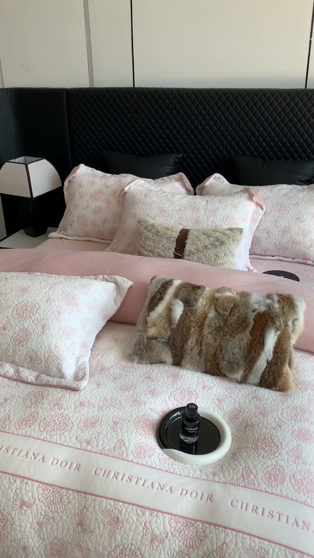 91家纺网 家纺一手货源 找家纺 奈萝家纺 2025新款加厚雕花绒牛奶绒四件套 蝴蝶之恋粉