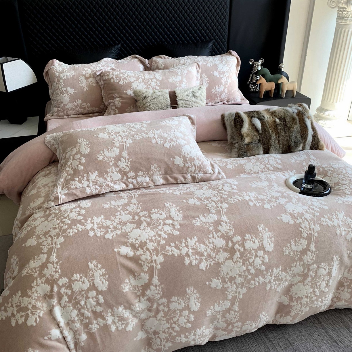 奈萝家纺 2025新款加厚雕花绒牛奶绒四件套 画意枝头粉