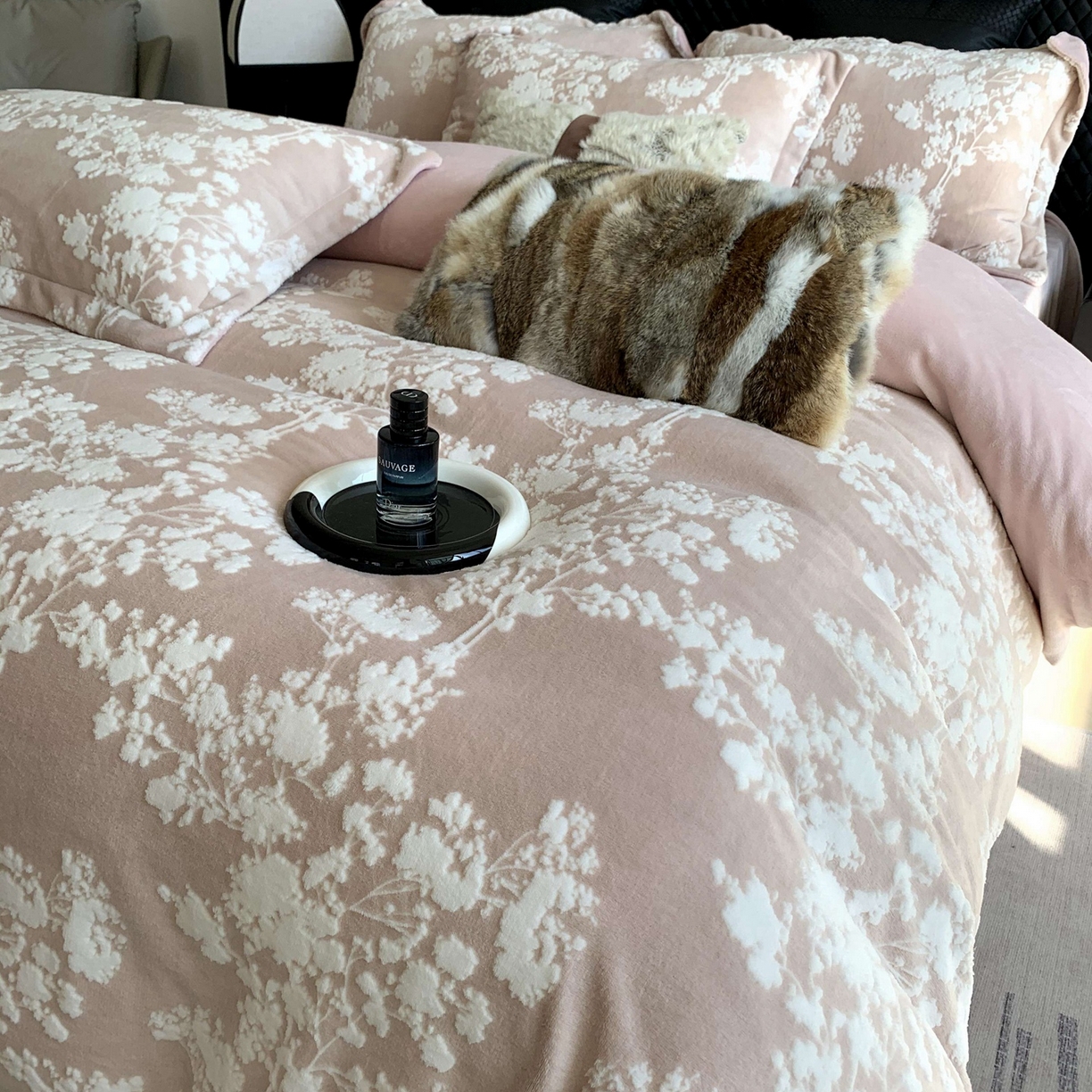 91家纺网 家纺一手货源 找家纺 奈萝家纺 2025新款加厚雕花绒牛奶绒四件套 画意枝头粉