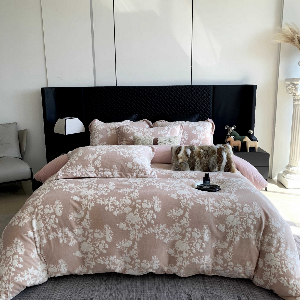 91家纺网 家纺一手货源 找家纺 奈萝家纺 2025新款加厚雕花绒牛奶绒四件套 画意枝头粉