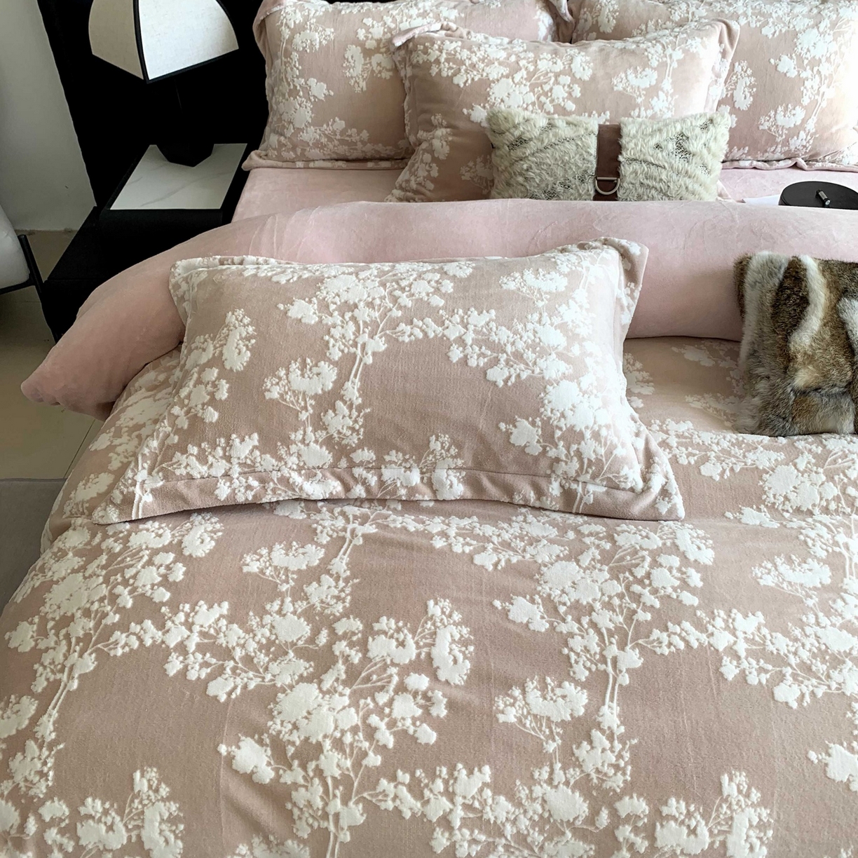 91家纺网 家纺一手货源 找家纺 奈萝家纺 2025新款加厚雕花绒牛奶绒四件套 画意枝头粉