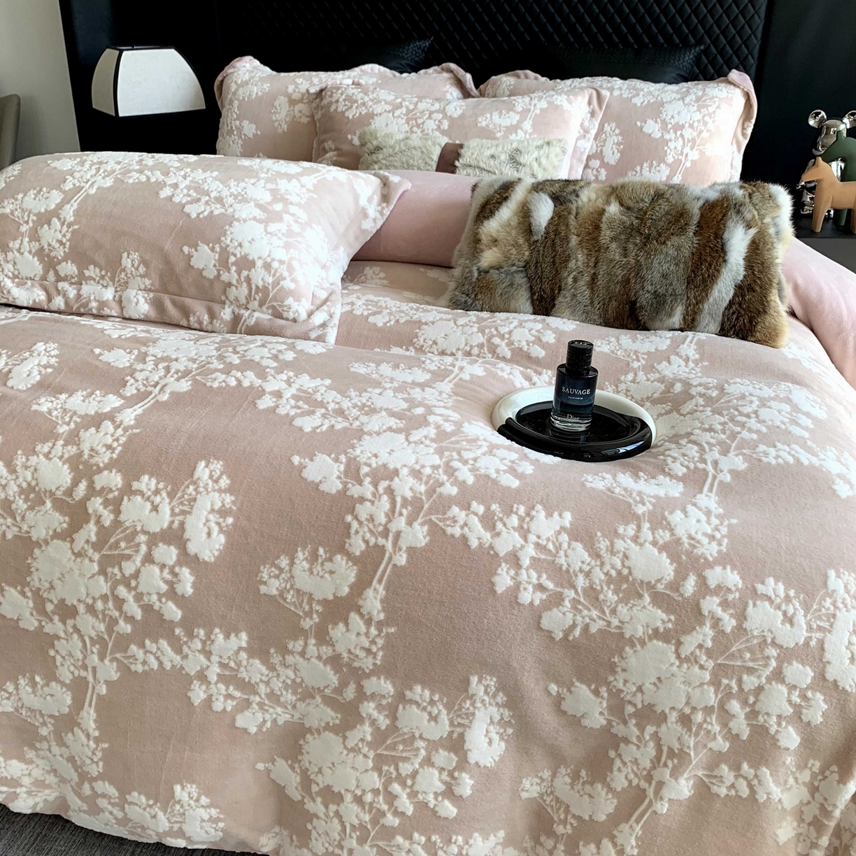 91家纺网 家纺一手货源 找家纺 奈萝家纺 2025新款加厚雕花绒牛奶绒四件套 画意枝头粉