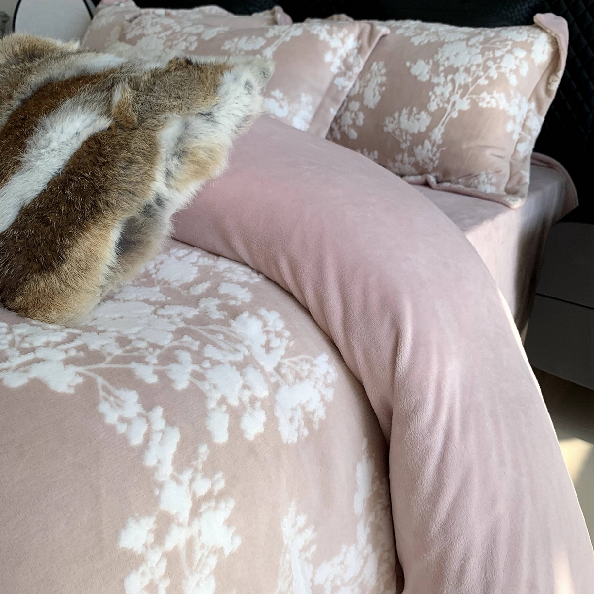 91家纺网 家纺一手货源 找家纺 奈萝家纺 2025新款加厚雕花绒牛奶绒四件套 画意枝头粉