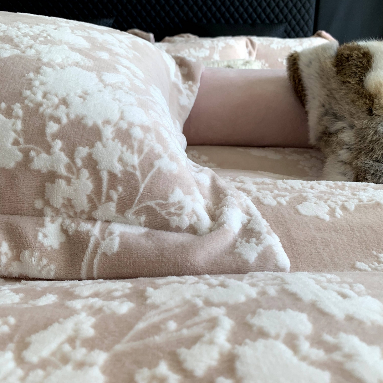 91家纺网 家纺一手货源 找家纺 奈萝家纺 2025新款加厚雕花绒牛奶绒四件套 画意枝头粉