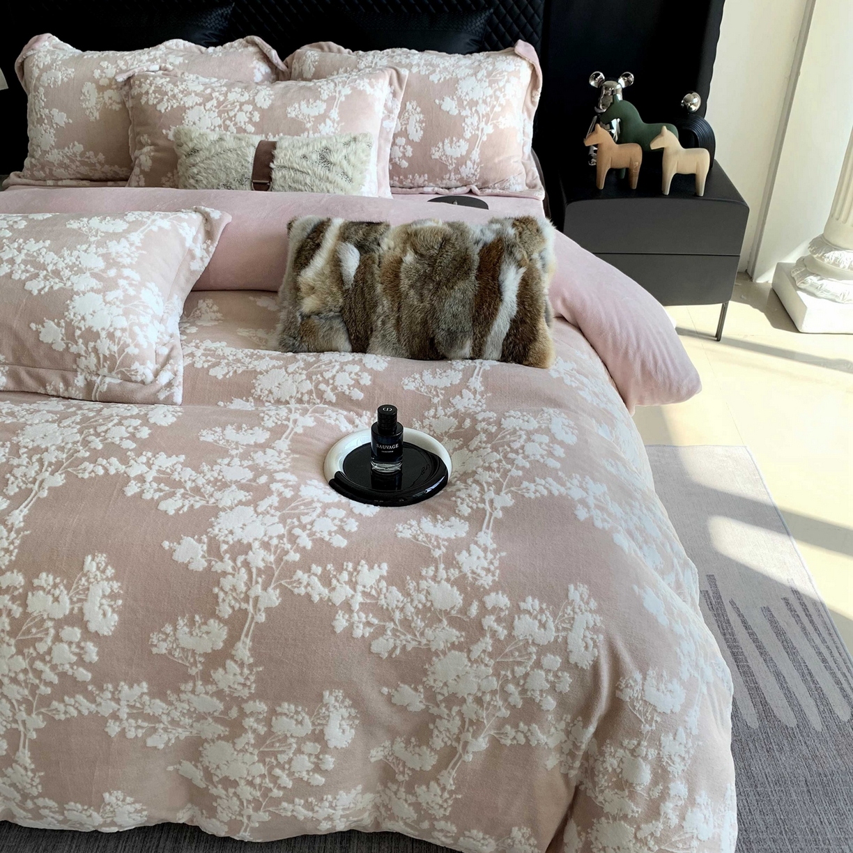 91家纺网 家纺一手货源 找家纺 奈萝家纺 2025新款加厚雕花绒牛奶绒四件套 画意枝头粉