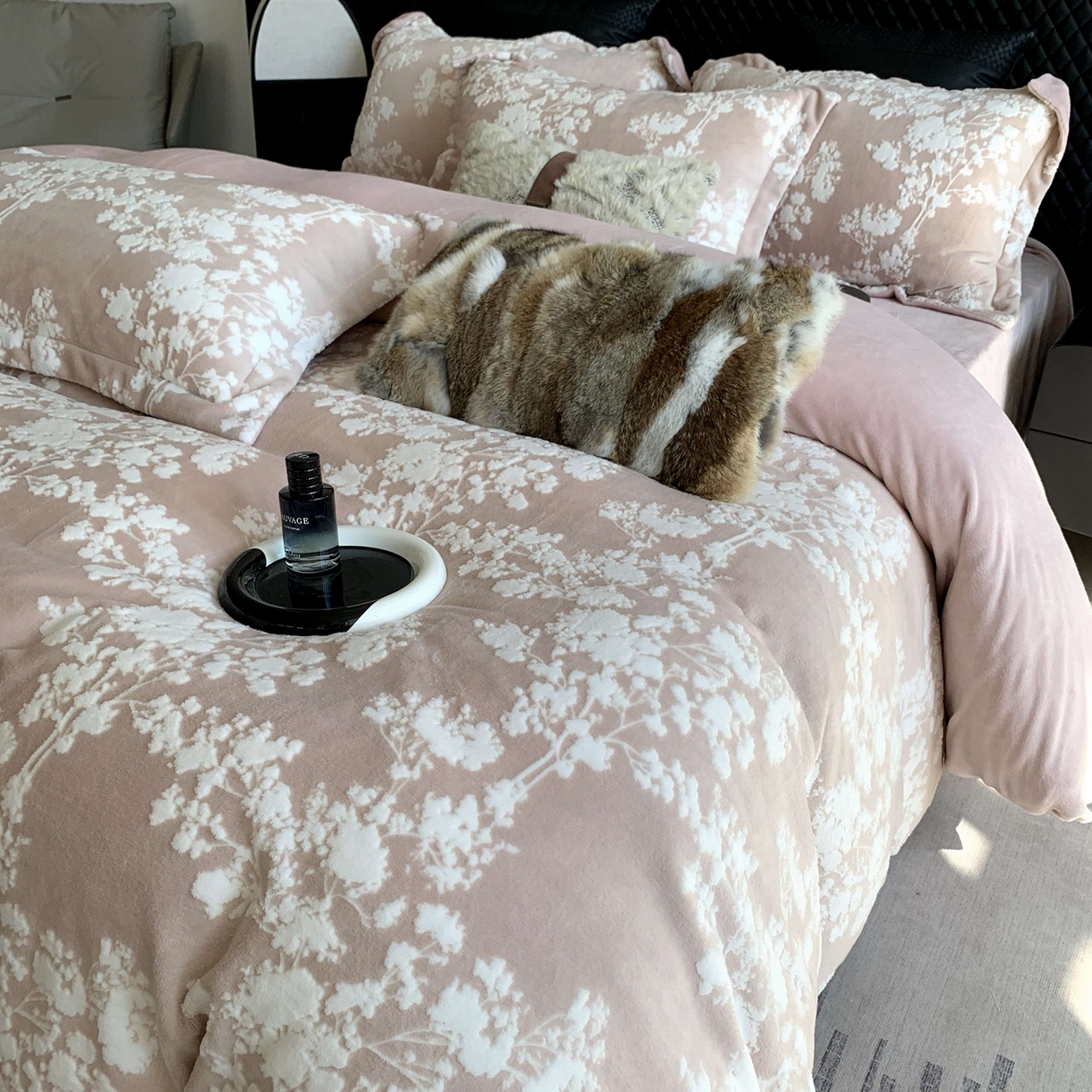 91家纺网 家纺一手货源 找家纺 奈萝家纺 2025新款加厚雕花绒牛奶绒四件套 画意枝头粉