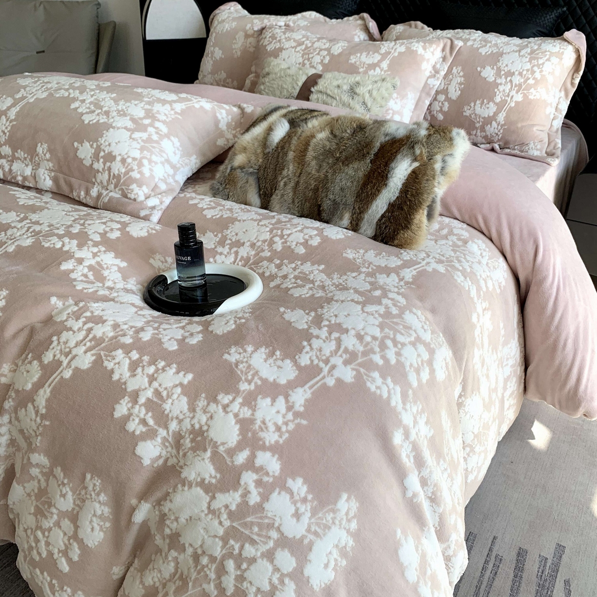 91家纺网 家纺一手货源 找家纺 奈萝家纺 2025新款加厚雕花绒牛奶绒四件套 画意枝头粉