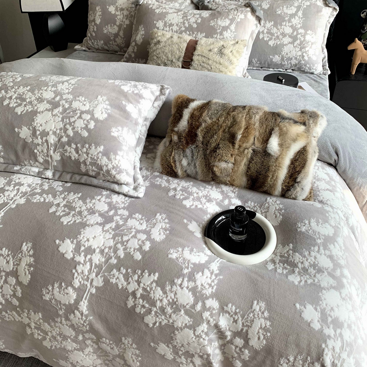 91家纺网 家纺一手货源 找家纺 奈萝家纺 2025新款加厚雕花绒牛奶绒四件套 画意枝头灰