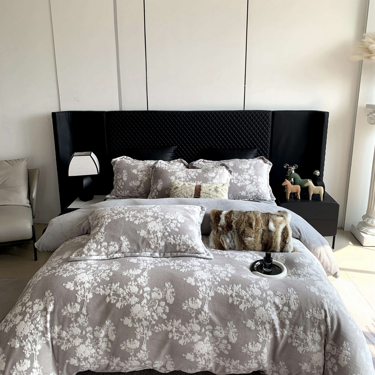 91家纺网 家纺一手货源 找家纺 奈萝家纺 2025新款加厚雕花绒牛奶绒四件套 画意枝头灰