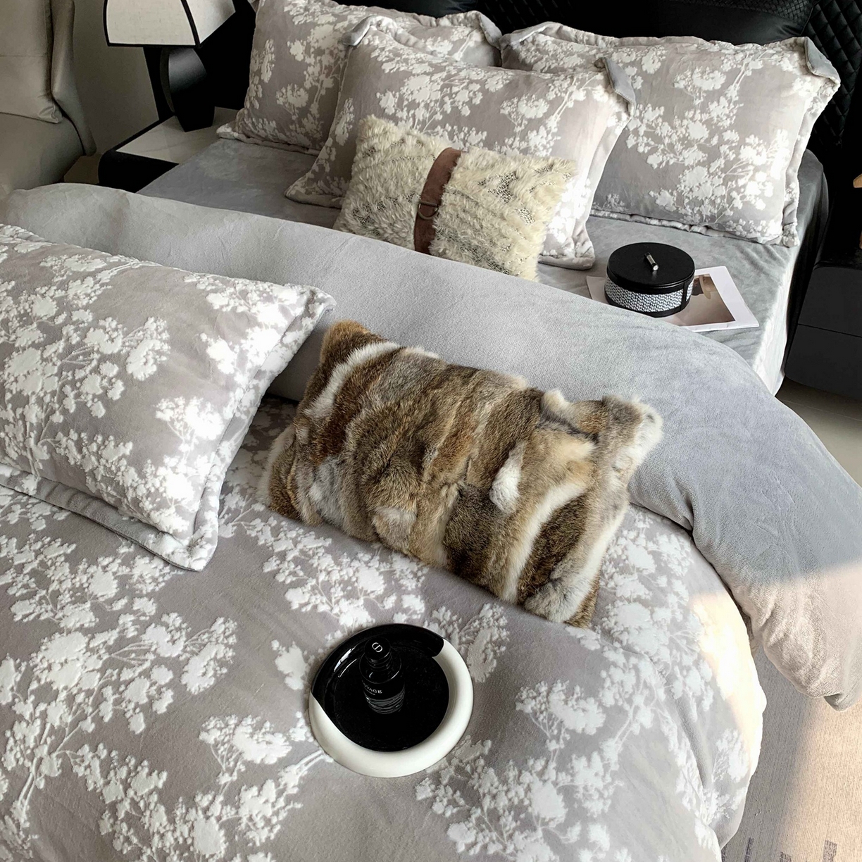 91家纺网 家纺一手货源 找家纺 奈萝家纺 2025新款加厚雕花绒牛奶绒四件套 画意枝头灰