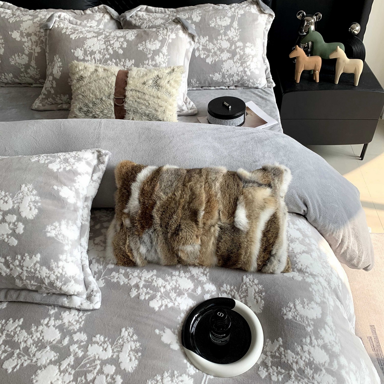 91家纺网 家纺一手货源 找家纺 奈萝家纺 2025新款加厚雕花绒牛奶绒四件套 画意枝头灰