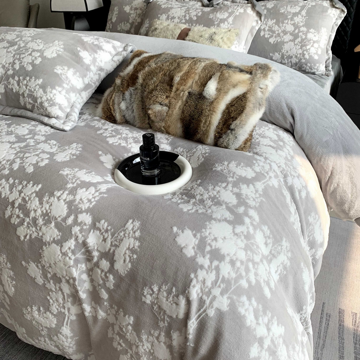 91家纺网 家纺一手货源 找家纺 奈萝家纺 2025新款加厚雕花绒牛奶绒四件套 画意枝头灰