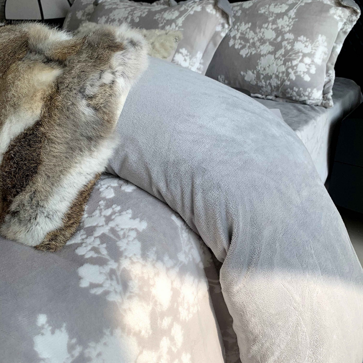 91家纺网 家纺一手货源 找家纺 奈萝家纺 2025新款加厚雕花绒牛奶绒四件套 画意枝头灰