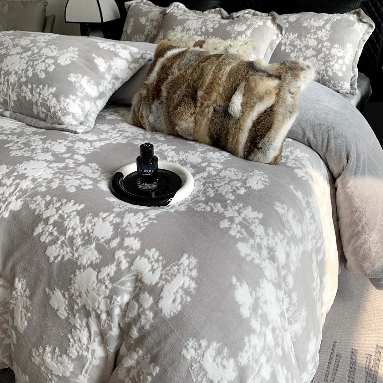 91家纺网 家纺一手货源 找家纺 奈萝家纺 2025新款加厚雕花绒牛奶绒四件套 画意枝头灰