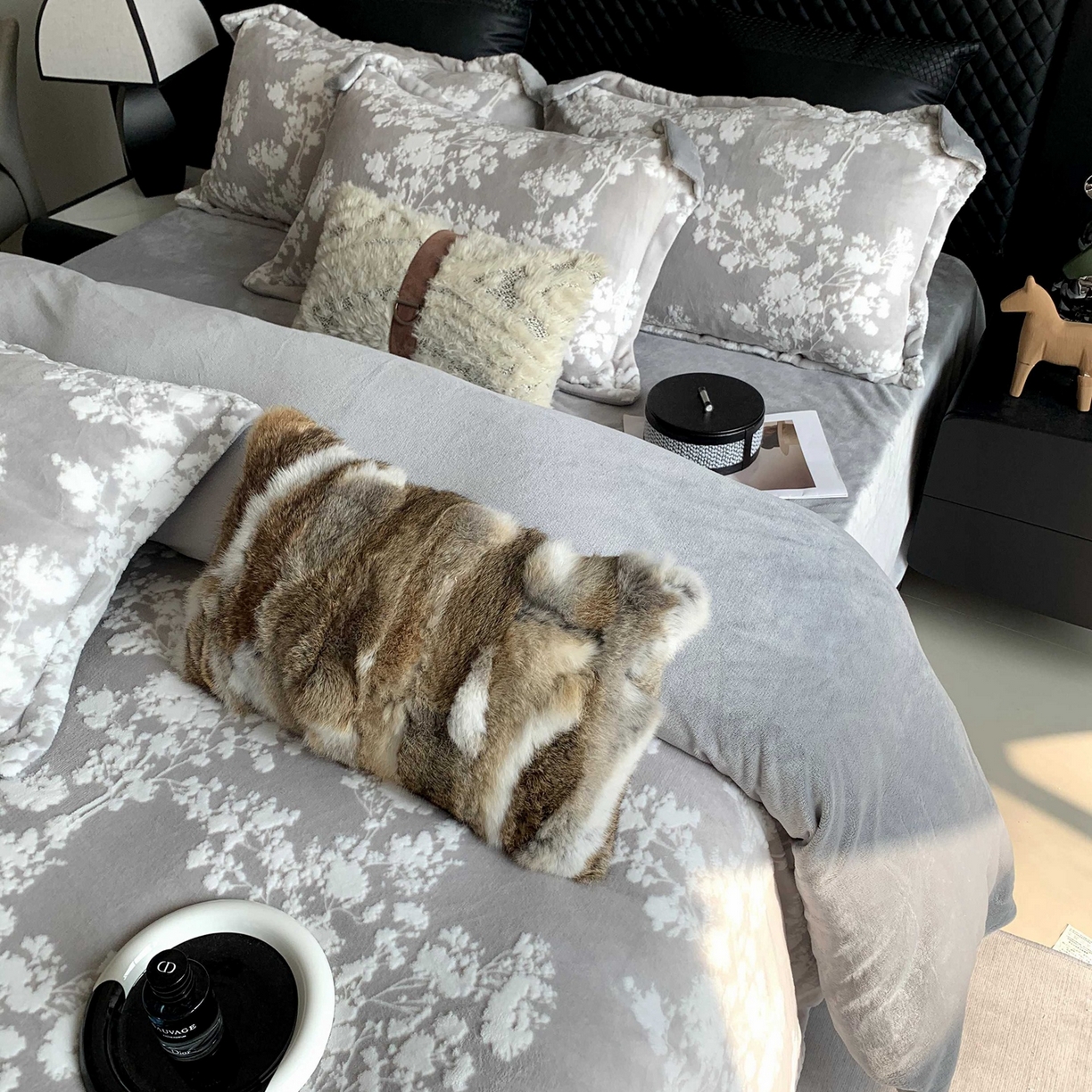 91家纺网 家纺一手货源 找家纺 奈萝家纺 2025新款加厚雕花绒牛奶绒四件套 画意枝头灰