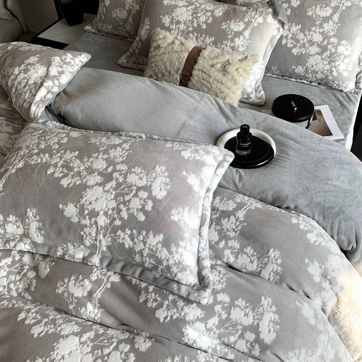 91家纺网 家纺一手货源 找家纺 奈萝家纺 2025新款加厚雕花绒牛奶绒四件套 画意枝头灰