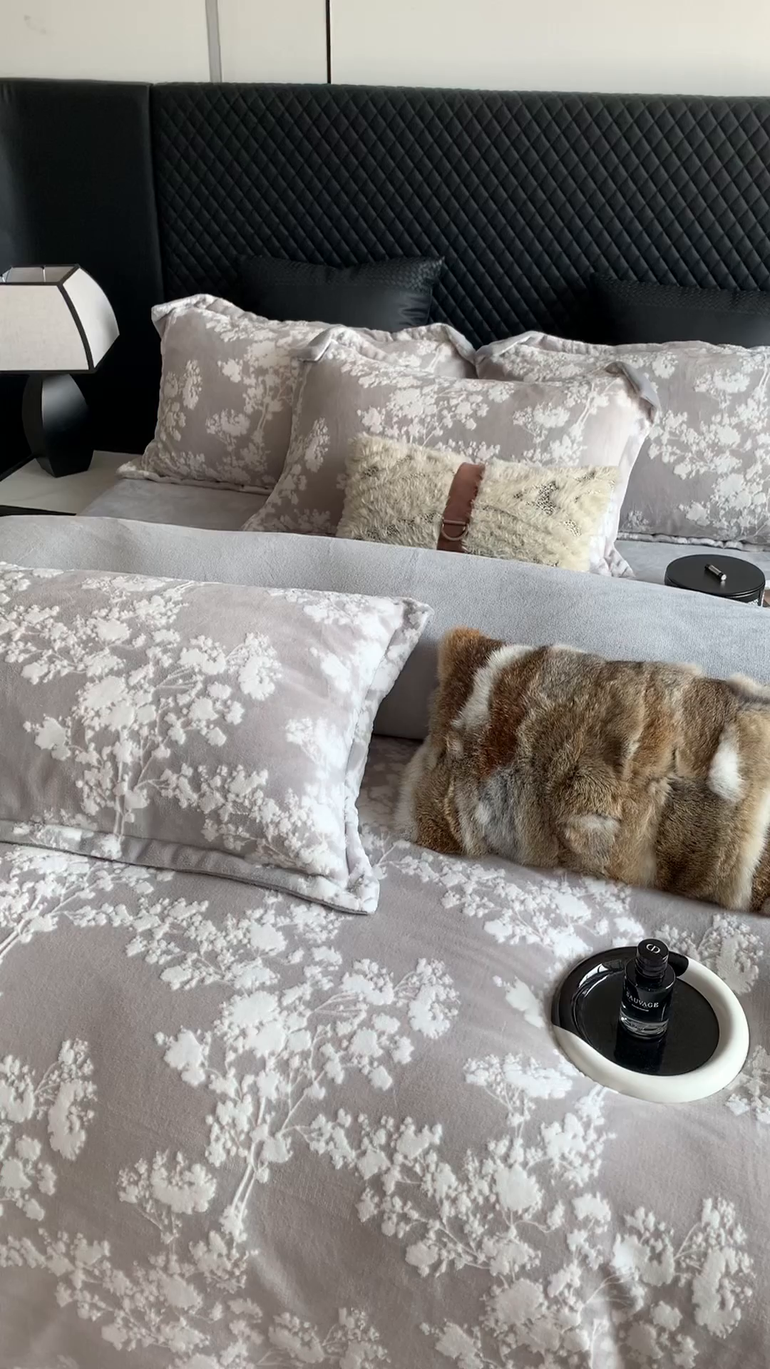 91家纺网 家纺一手货源 找家纺 奈萝家纺 2025新款加厚雕花绒牛奶绒四件套 画意枝头灰