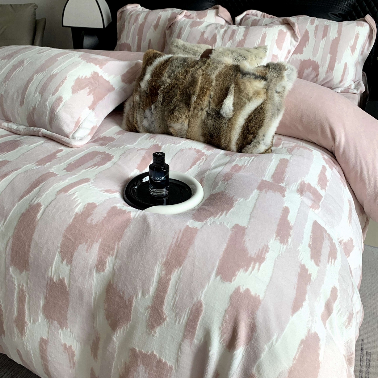 91家纺网 家纺一手货源 找家纺 奈萝家纺 2025新款加厚雕花绒牛奶绒四件套 奇想粉