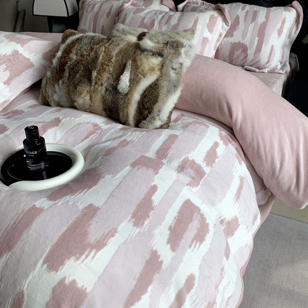 91家纺网 家纺一手货源 找家纺 奈萝家纺 2025新款加厚雕花绒牛奶绒四件套 奇想粉