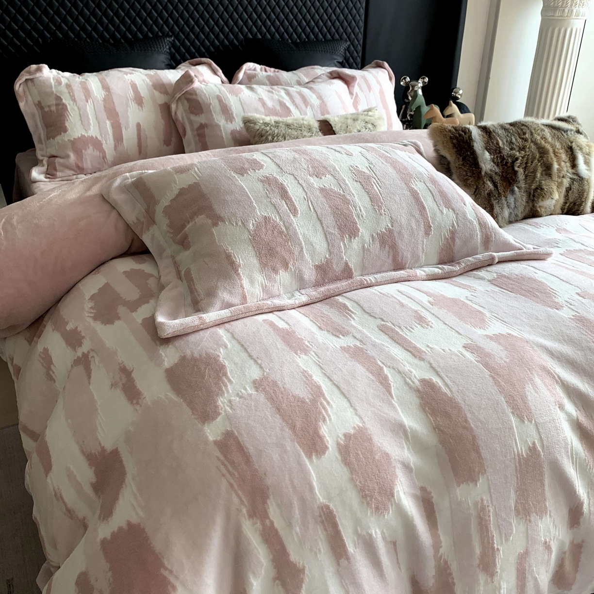 91家纺网 家纺一手货源 找家纺 奈萝家纺 2025新款加厚雕花绒牛奶绒四件套 奇想粉