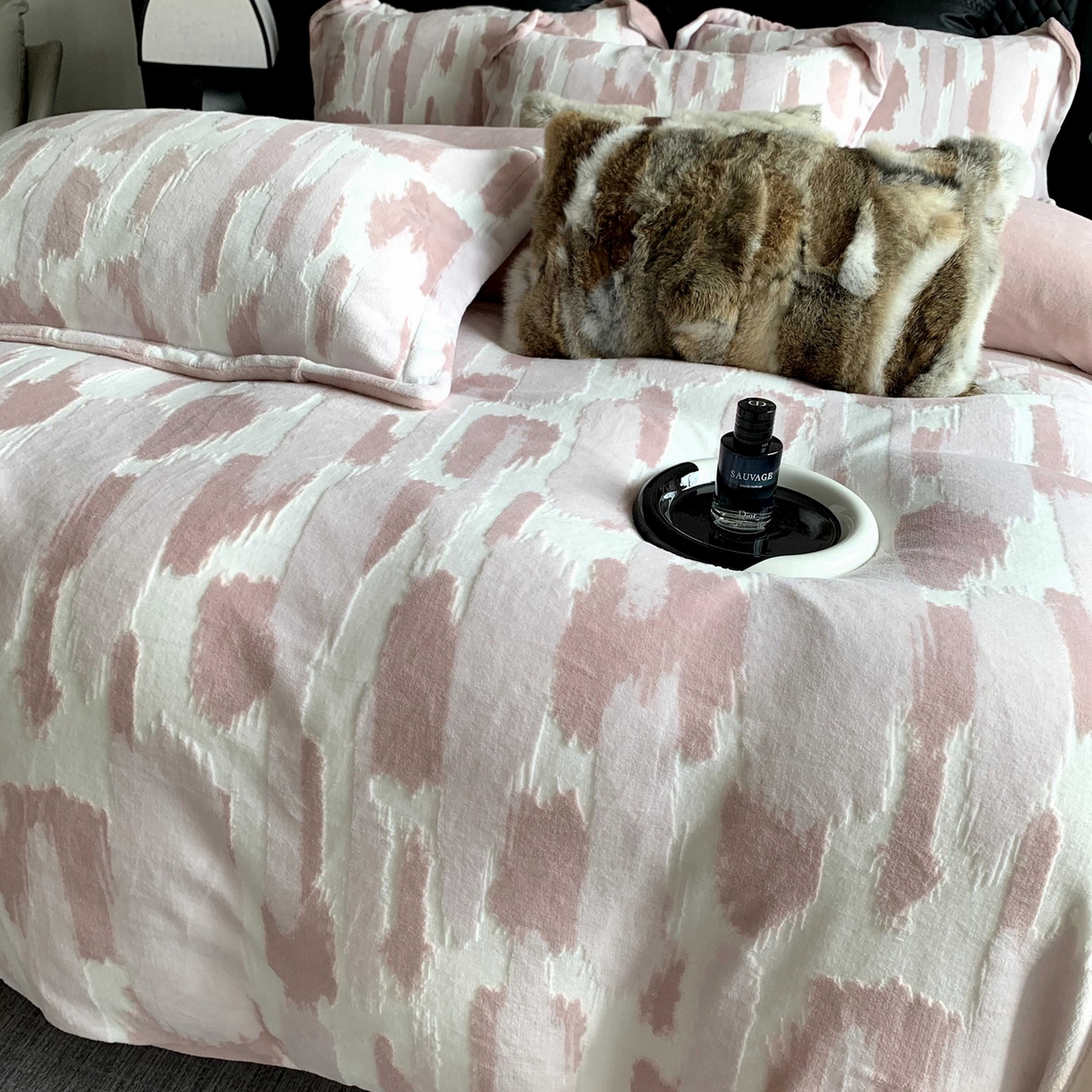 91家纺网 家纺一手货源 找家纺 奈萝家纺 2025新款加厚雕花绒牛奶绒四件套 奇想粉